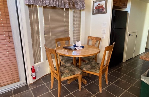 Almont Cabina | Cozy "Tiny Home" style Cabin Perfect for Couples and Families