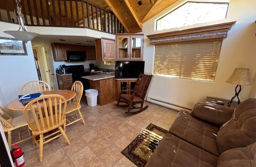 Almont Cabina | Cozy "Tiny Home" style Cabin Perfect for Couples and Families