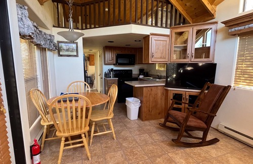 Almont Cabina | Cozy "Tiny Home" style Cabin Perfect for Couples and Families