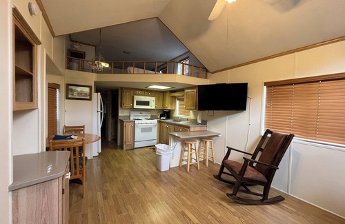 Almont Cabina | Cozy "Tiny Home" style Cabin Perfect for Couples and Families