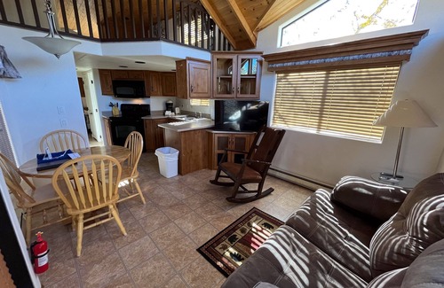 Almont Cabina | Cozy "Tiny Home" style Cabin Perfect for Couples and Families