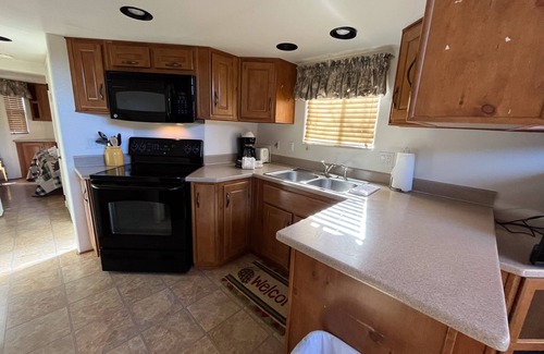 Almont Cabina | Cozy "Tiny Home" style Cabin Perfect for Couples and Families
