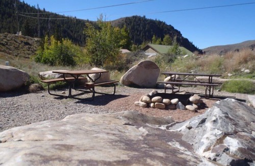 Almont Cabina | Cozy "Tiny Home" style Cabin Perfect for Couples and Families