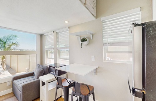 Perris Apartamento | Cozy Tiny Home with shared pool, hot tub and grilling area!