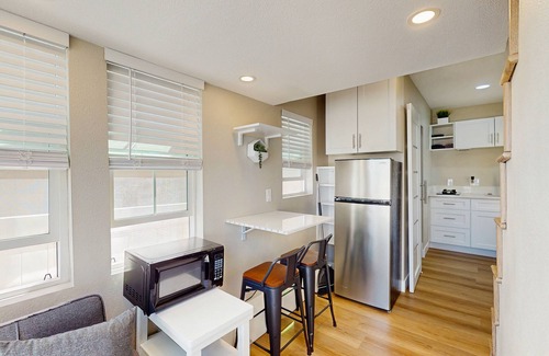 Perris Apartamento | Cozy Tiny Home with shared pool, hot tub and grilling area!