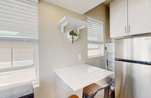Perris Apartamento | Cozy Tiny Home with shared pool, hot tub and grilling area!