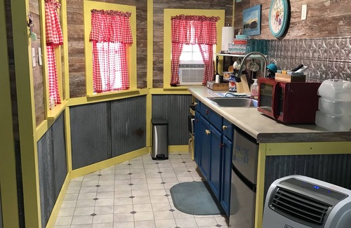 Cedar Point Cabina | Cozy Tiny Home with Private Pool during warm months