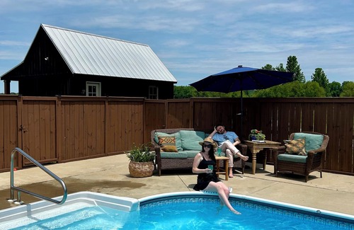 Oxford Cabina | Cozy tiny house cabin on a farm stay in charming Oxford with seasonal pool