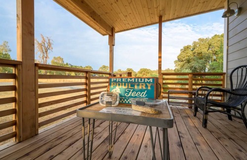Altaville Otro | cozy tiny house, feed the farm animals, gaze at the stars from the hot tub