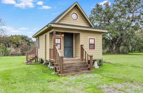 Iberia Parish Cabaña | Cozy Tiny House Getaway on the Bayou