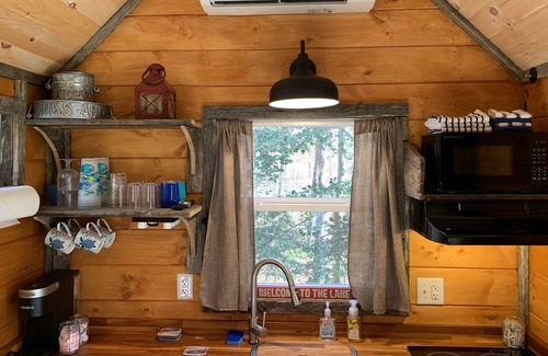 Lake Wylie Cabina | Cozy Tiny House - Lake Front Getaway.