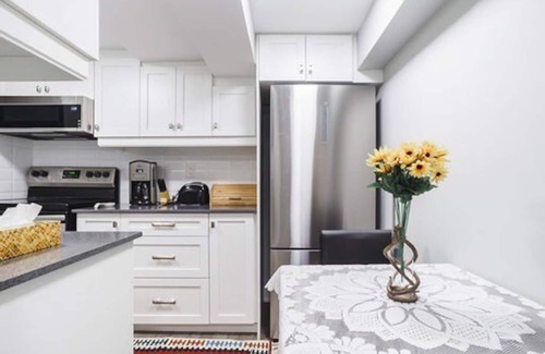 Rockcliffe - Smythe Casa | Cozy Toronto Private Apartment