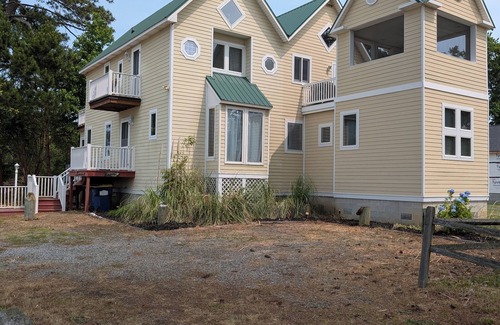 Deep Hole Casa | Cozy townhome in beautiful Chincoteague with WiFi, AC