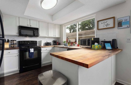 Grandview Casa | Cozy TownHome Renovated & Mins from KC Attractions