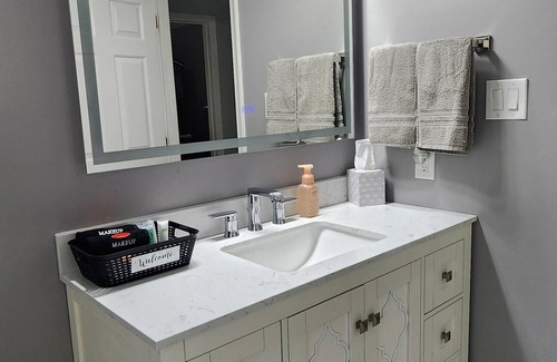 Wilmington Casa | Cozy Townhome w/ Private Parking