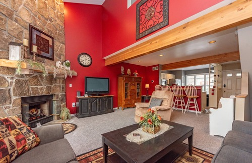 McHenry Casa | Cozy Townhome w/ Views, Hot Tub & Fireplace