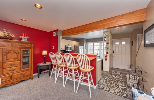 McHenry Casa | Cozy Townhome w/ Views, Hot Tub & Fireplace