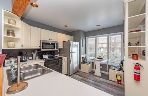 McHenry Casa | Cozy Townhome w/ Views, Hot Tub & Fireplace