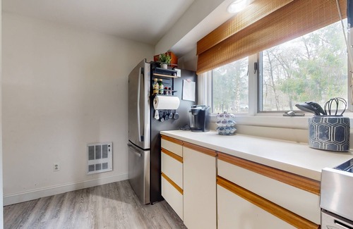 Stratton Mountain Condominio | Cozy Townhome with Shared Pool & Tennis, W/D & Wood-Burning Fireplace