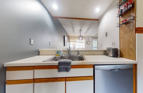 Stratton Mountain Condominio | Cozy Townhome with Shared Pool & Tennis, W/D & Wood-Burning Fireplace
