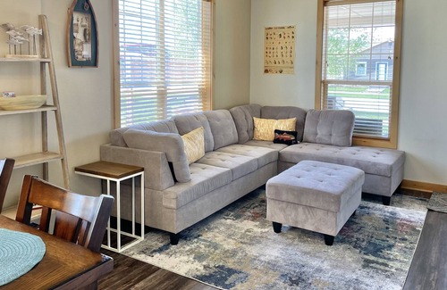 Ennis Casa | Cozy townhome within walking distance of downtown Ennis.