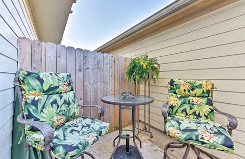 Clear Lake Shores Casa | Cozy Townhouse with Patio Near Kemah Boardwalk!