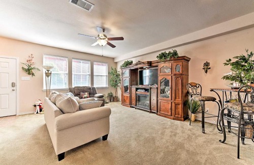 Clear Lake Shores Casa | Cozy Townhouse with Patio Near Kemah Boardwalk!