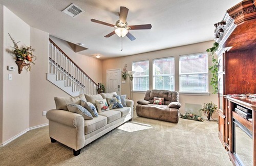 Clear Lake Shores Casa | Cozy Townhouse with Patio Near Kemah Boardwalk!