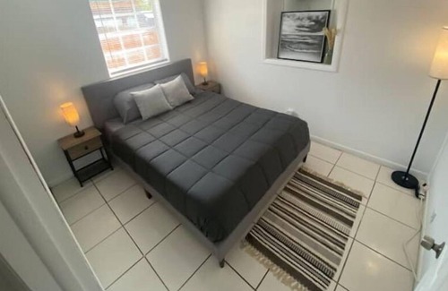 Greenacres Apartamento | Cozy Travelers Workspace - 10-min from Downtown!