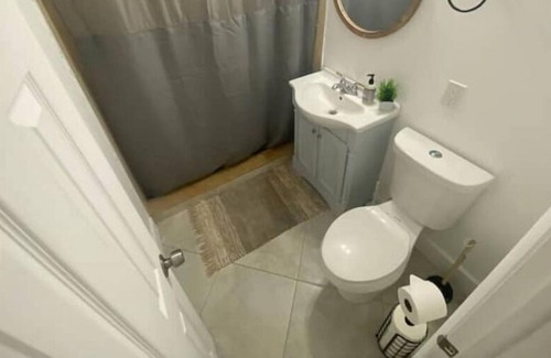 Greenacres Apartamento | Cozy Travelers Workspace - 10-min from Downtown!