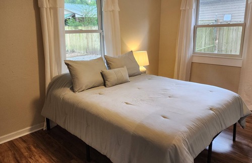 West Pensacola Casa | Cozy "Tree House" centrally located, 20 minutes to Perdido or Pensacola Beach!