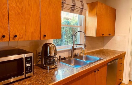 Crestwood South Cabina | Cozy treehouse cabin with airstrip & downtown view