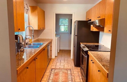 Crestwood South Cabina | Cozy treehouse cabin with airstrip & downtown view