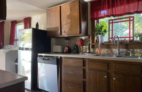 Greater Auburndale Casa | Cozy Treehouse Cottage - can sleep 8 with airbeds - sleeps 4 without air beds