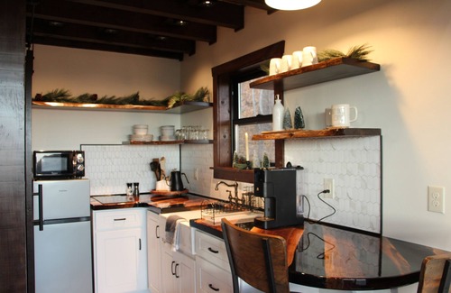 Stanardsville Cabina | Cozy Treehouse in charming Stanardsville with WiFi, Heating/AC, Hot Tub!