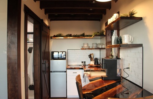 Stanardsville Cabina | Cozy Treehouse in charming Stanardsville with WiFi, Heating/AC, Hot Tub!
