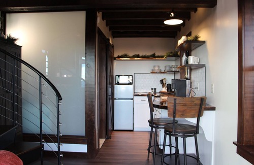 Stanardsville Cabina | Cozy Treehouse in charming Stanardsville with WiFi, Heating/AC, Hot Tub!