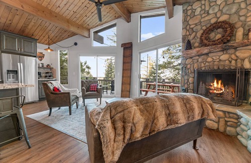 Arrowhead Villas Cabina | Cozy Treehouse with Lake View of Lake Arrowhead - 5 min from Village and Skypark