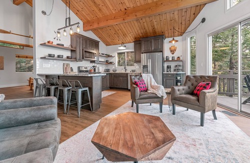 Arrowhead Villas Cabina | Cozy Treehouse with Lake View of Lake Arrowhead - 5 min from Village and Skypark