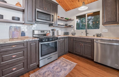Arrowhead Villas Cabina | Cozy Treehouse with Lake View of Lake Arrowhead - 5 min from Village and Skypark