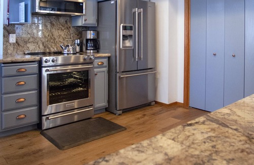 Truckee Cabina | Cozy Truckee cabin in Tahoe Donner with modern luxuries and e-vehicle charging