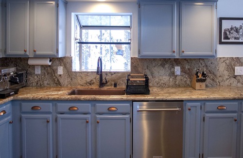 Truckee Cabina | Cozy Truckee cabin in Tahoe Donner with modern luxuries and e-vehicle charging