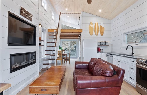 Turkey Point Cabina | Cozy Turkey Point Tiny Home 1 min walk to the beach with Jacuzzi Hottub!