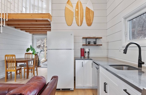 Turkey Point Cabina | Cozy Turkey Point Tiny Home 1 min walk to the beach with Jacuzzi Hottub!