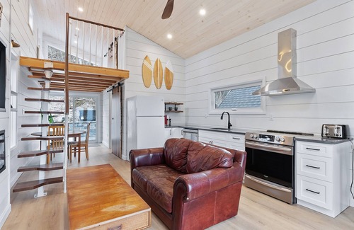Turkey Point Cabina | Cozy Turkey Point Tiny Home 1 min walk to the beach with Jacuzzi Hottub!