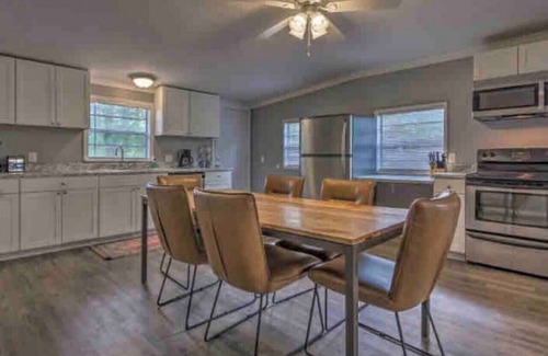 Southeast Pensacola Apartamento | Cozy two bedroom duplex, free parking onsite, close to shopping