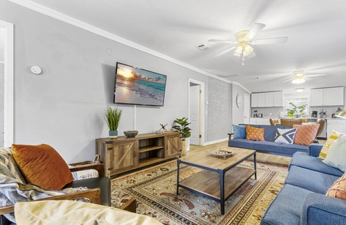 Southeast Pensacola Apartamento | Cozy two bedroom duplex, free parking onsite, close to shopping