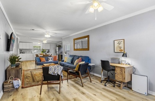 Southeast Pensacola Apartamento | Cozy two bedroom duplex, free parking onsite, close to shopping