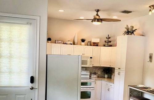Braden River Casa | Cozy Two Bedroom Home with Full Bathroom and Kitchen minutes from Lakewood Ranch