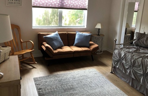Braden River Casa | Cozy Two Bedroom Home with Full Bathroom and Kitchen minutes from Lakewood Ranch